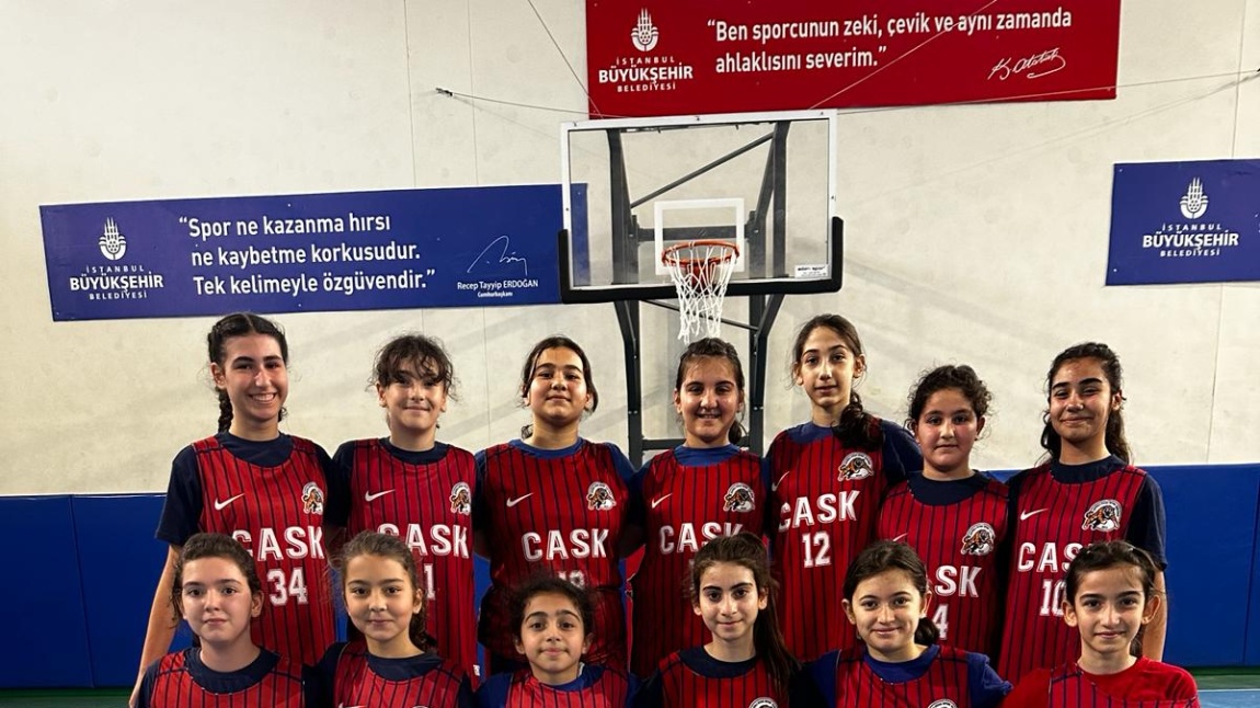 2023-2024 Okulumuz küçük kız basketbol takımı Kartal ilçe müsabakalarında bütün rakiplerini yenerek namağlup ilçe şampiyon olmuştur